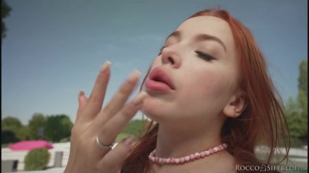 Шлюховатая девушка никогда не отказывается